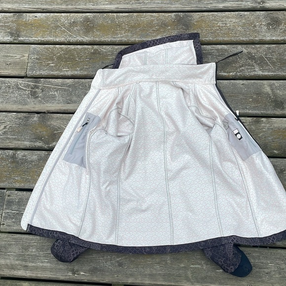 Lululemon Getaway Jacket with Graphics - Picture 10 of 15